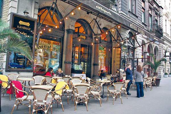 Muvesz Kavehaz 店面好很普通,但原來已過百年,真不簡單。 布達佩斯