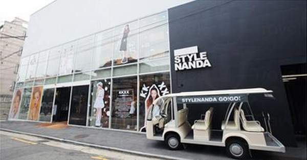 STYLENANDA 弘大店的外觀甚具少女氣息。 首爾