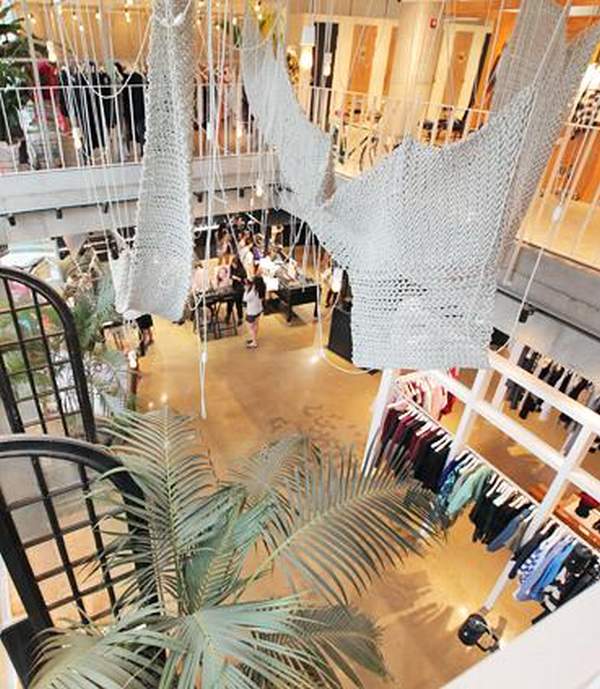 旗艦店樓高3層,設計充滿了時尚感。 首爾