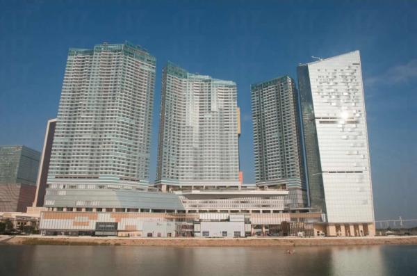 壹號廣場位於永利澳門度假酒店及澳門美高梅酒店之間。 澳門
