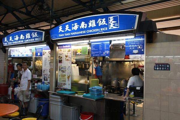 店內常常會出現長長的人龍,想吃到美食,必先耐心等待一番。 新加坡