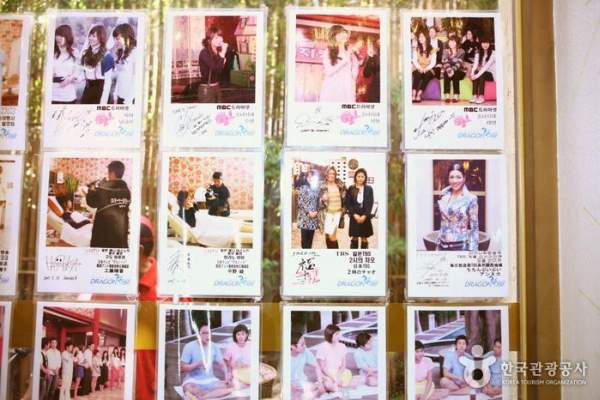 不少名人喜歡來龍山汗蒸幕,並留下簽名照貼在一樓大廳 (圖:韓國觀光公社) 首爾