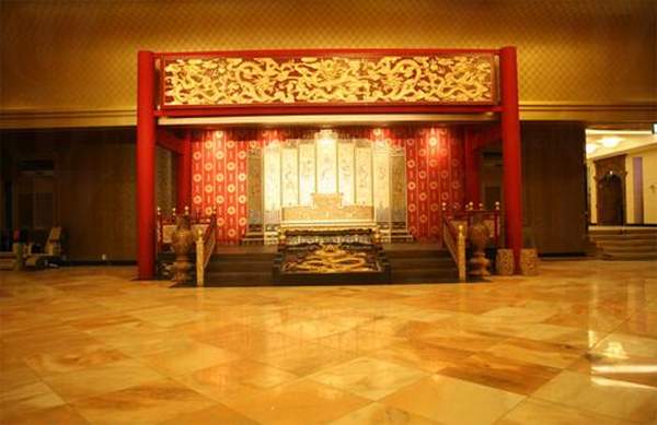 這間汗蒸幕裝潢有趣,公共大廳還有龍椅,讓客人躺著休息 (圖:koreagrandsale.co.kr) 首爾