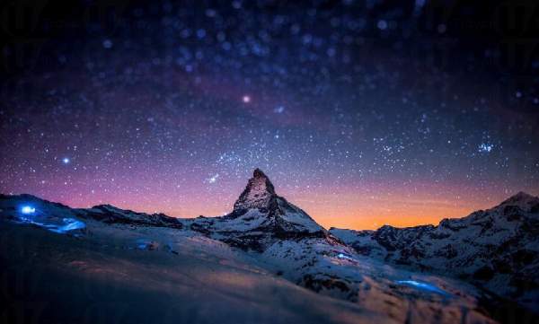 星空下的馬特洪峰 (圖:imgur.com) 采爾馬特